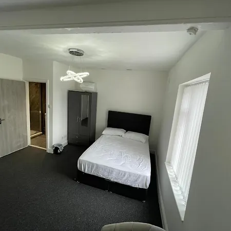 Pc Homes Room C Hyde Exterior photo