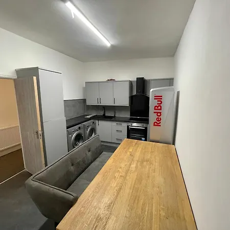 Pc Homes Room C Hyde Exterior photo